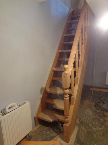Лестница из дуба со ступенями "гусиный шаг"